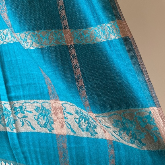 NEW Beautiful Turquoise design scarf with fringes - Picture 5 of 6